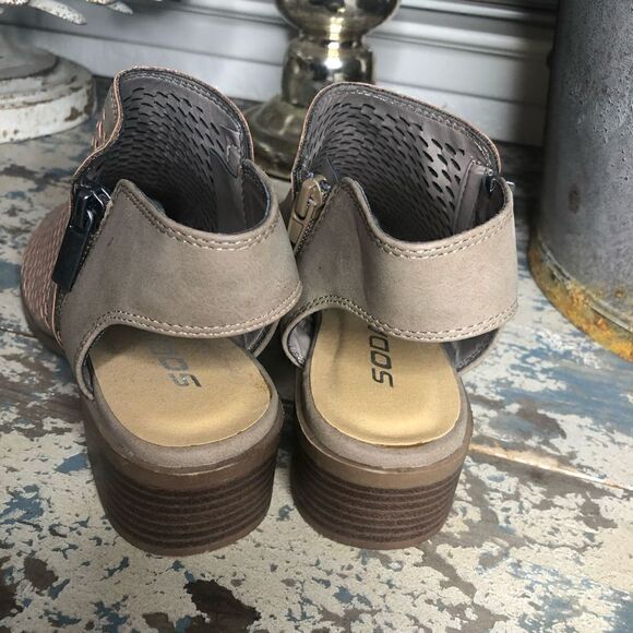 Soda Faux Leather Light Tan Cage Style Peep Toe SANDALS NWOB - Picture 5 of 12